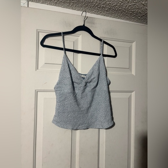 Abercrombie and fitch Twist-Front Cami in 'Light Blue Floral’ - Picture 3 of 4